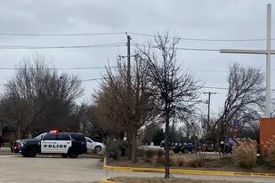La policía de Colleyville asegura el área cercana a la Congregación Beth Israel, en donde un hombre mantendría rehenes. (Jessika Harkay/Star-Telegram via AP)