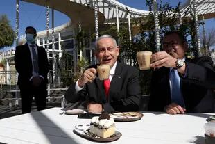 El primer ministro israelí, Benjamin Netanyahu, y el alcalde de Jerusalén, Moshe Lion, visitan un restaurante recientemente reabierto en Jerusalén el 7 de marzo de 2021