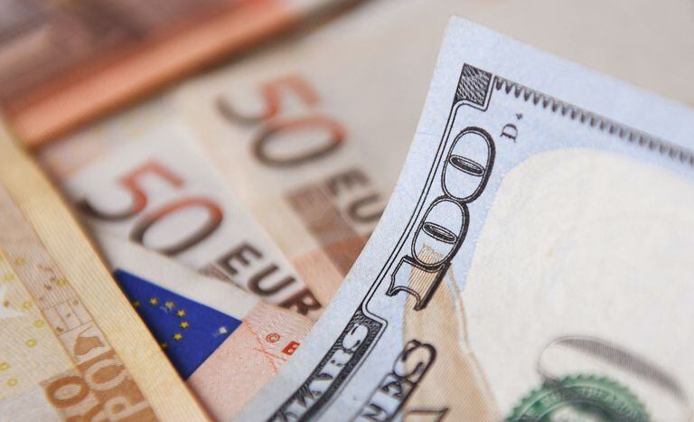 El euro cayó brevemente por debajo del dólar