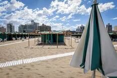 Mar del Plata: desarman carpas y sombrillas para garantizar más playa pública