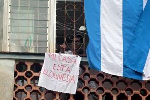 El dramaturgo cubano denunció que su casa en el barrio La Coronela, de La Habana, fue rodeada esta semana por 200 personas, para impedir que saliera
