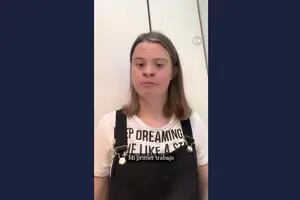 Tiene síndrome de Down, trabaja desde los 15 y en un video explica el valor del empleo