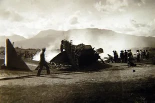 24 de Junio de 1935 y una imagen de cómo quedó el avión en el que viajaba Carlos Gardel