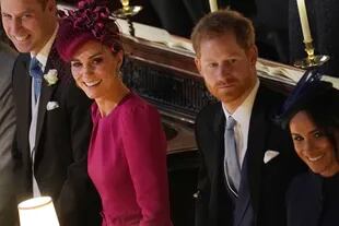 Kate Middleton (en la foto, junto a su esposo William y los duques de Sussex, Harry y Meghan Markle) podría ser clave en la reconciliación entre los hermanos