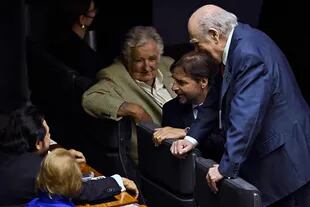 El presidente uruguayo, Luis Lacalle Pou, con los expresidentes de su paÃ­s Julio MarÃ­a Sanguinetti y JosÃ© Mujica, el 1Â° de enero pasado, en la asunciÃ³n de Lula Da Silva