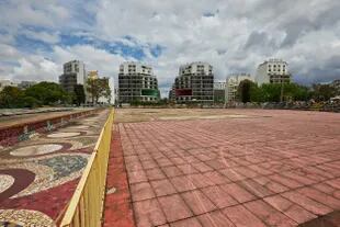 La desolación de los vestigios de Interama se contraponen con la actividad en el flamante barrio Olímpico que ocupa parte del viejo parque