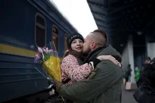 The Ukrainian soldier Vasyl Khomko, 42 years old, hugged his daughter Yana after arriving at the railway station, on Saturday, December 31, 2022, in Kiev, Ukraine.  (AP Photo/Roman Hrytsyna)