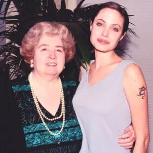 Maria Snoeys-Lagler junto a Angelina Jolie (Foto: Facebook @opnieuwenco)
