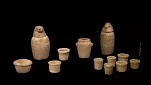 En el ataúd del general egipcio fueron hallados cientos de objetos de cerámica y figuras de barro.