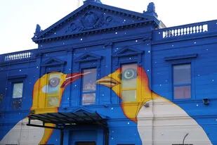 Azul eléctrico y pájaros en otra intervención a la fachada del edificio histórico del Centro Cultural Recoleta