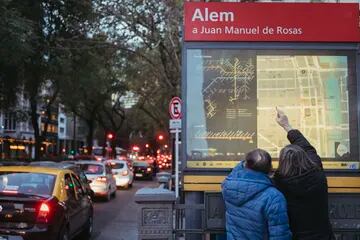 ¿Dónde vamos? Dos turistas revisan el mapa de la red de subte porteño; la línea B circula a lo largo de la avenida Corrientes y conecta, en 9 de Julio, con otras líneas