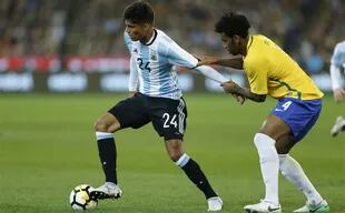 Joaquín Correa, de Sevilla, domina el balón frente a Gil, que no puede detenerlo