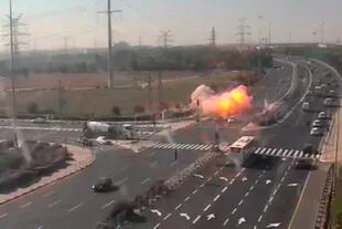 Se ve una explosión en una autoppista cerca de Ashdod, Israel, en esta imagen fija tomada de imágenes de CCTV