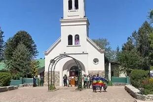 Momento en que el grupo mapuche se retira de la parroquia