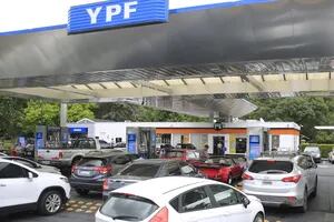 Naftas y gasoil: YPF aplica un alza de 3,5%, el tercer aumento en tres meses