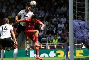 De cabeza, el serbio Aleksandar Mitrovic marcó el 1-0 para Fulham sobre Liverpool por la Premier League, en el primer tiempo