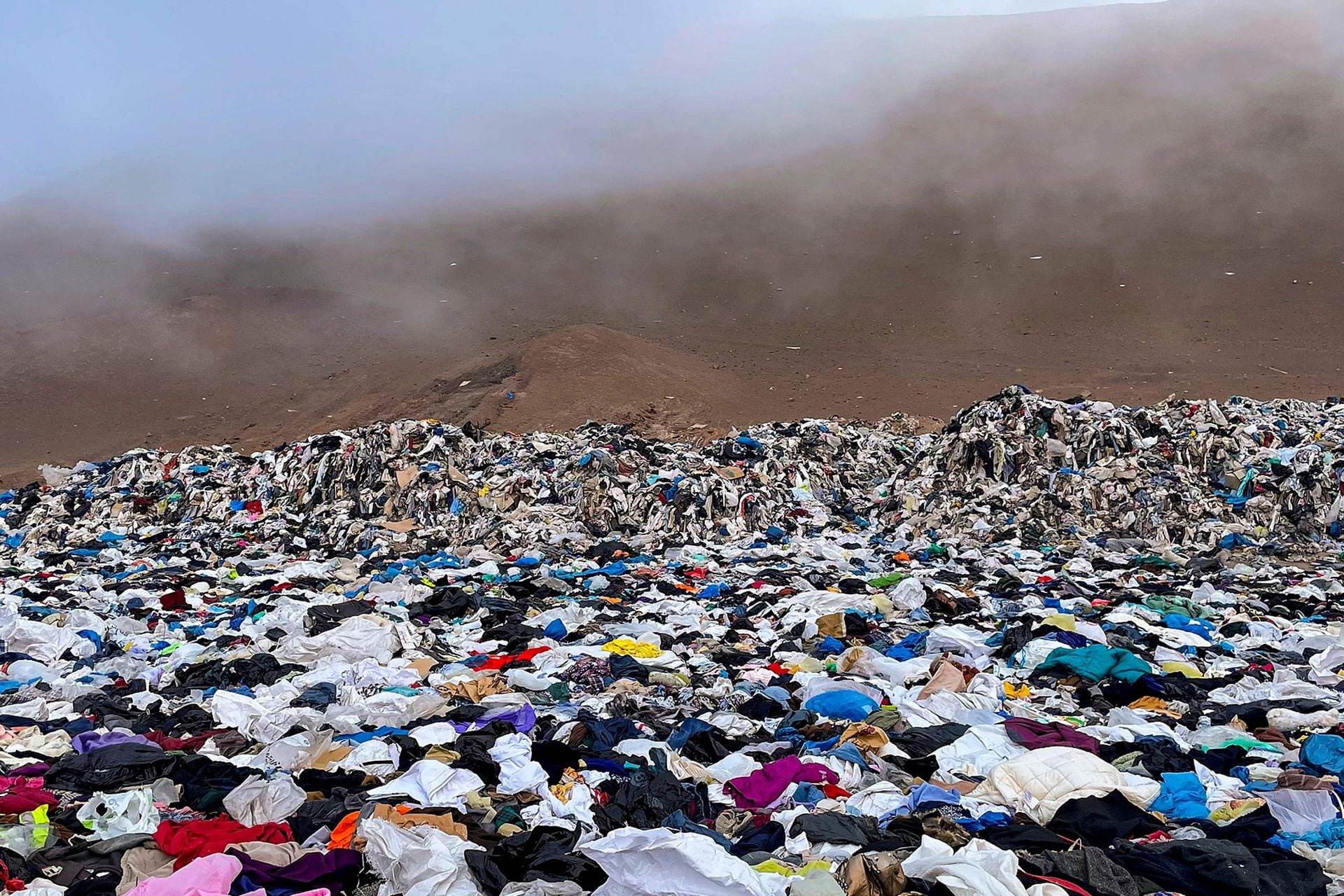 Mucha de la ropa desechada está fabricada conn materias primas que tardan más de 200 años de  desintegrarse