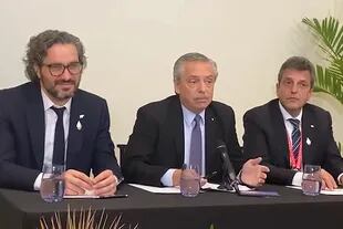 Dopo lo scompenso, Alberto Fernández ha tenuto una conferenza stampa accompagnato da Santiago Cafiero e Sergio Massa