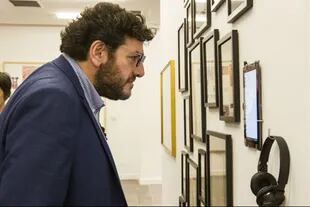 El secretario de Cultura Pablo Avelluto observa una de las obras exhibidas en la Casa Nacional del Bicentenario