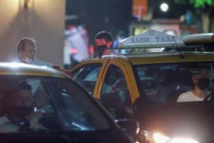 Muchos peones de taxis cruzaron de vereda y ahora conducen un vehículo particular para aplicaciones como Uber, Beat o Cabify 
 
 