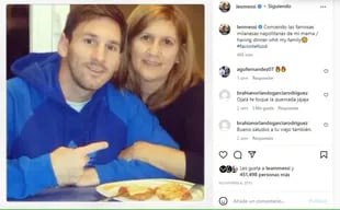 Lionel Messi junto a su mamá Celia y las milanesas napolitanas que tanto ama