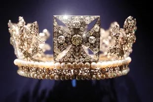 La Diadema de Diamantes y perlas es una de las atracciones principales de la exhibición de las joyas de la Reina en los festejos por el Jubileo de Platino. 