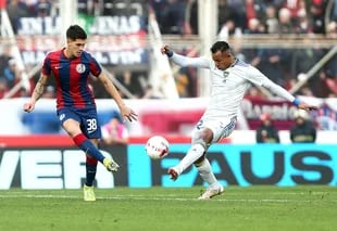 Siro Rosane y Villa, frente a frente, en el mediocampo