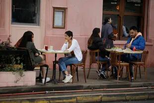 Diners wait up to three hours to eat at El Preferido