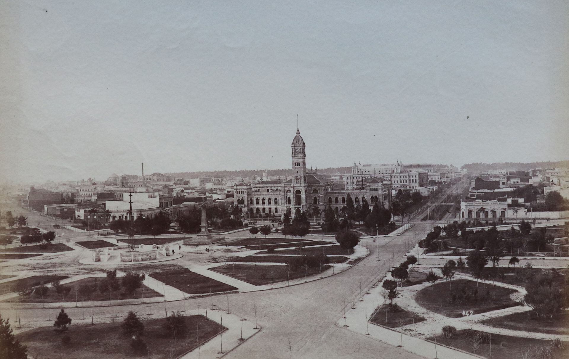 Vista general de La Plata en sus inicios, Plaza Moreno y Palacio Municipal.