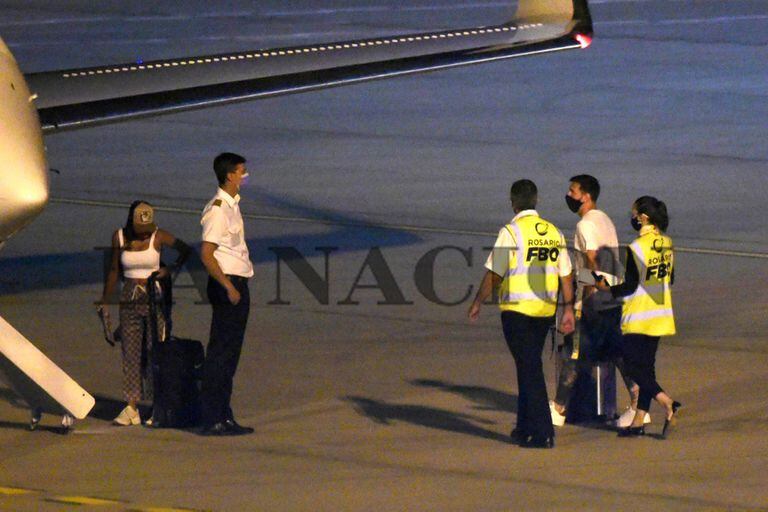 Messi aborda el avión desde Rosario junto a su familia tras el PCR negativo