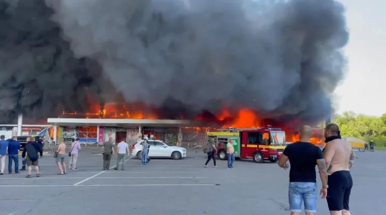 „Die Zahl der Opfer ist unvorstellbar“: Russland bombardiert ein belebtes Einkaufszentrum in der Ukraine