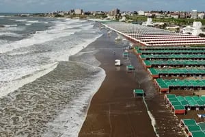 Una excepcional crecida hizo que el agua llegara hasta las carpas de las playas en Mar del Plata