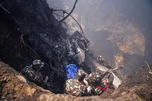 Rescatistas inspeccionan el lugar donde se estrelló un avión en Pokhara el 15 de enero de 2023.