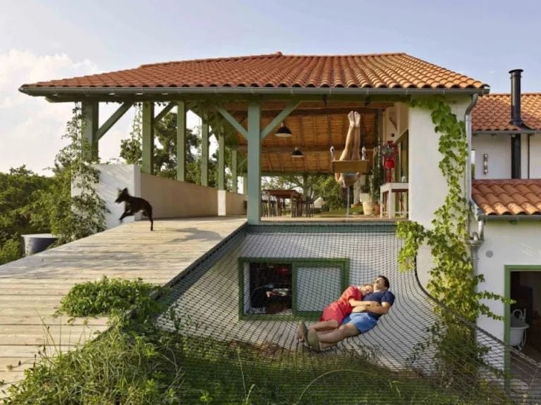 Para copiar: esta curiosa casa tiene un baño sin techo y redes  que permiten  “descansar” al aire libre