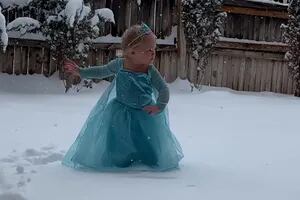 Vio nieve por primera vez, se puso el vestido y revivió una escena de Frozen