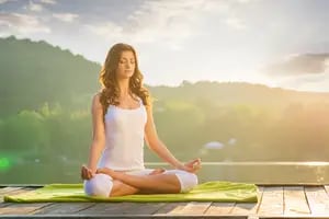 La simple postura de yoga que promete deshinchar la panza y reducir el estrés