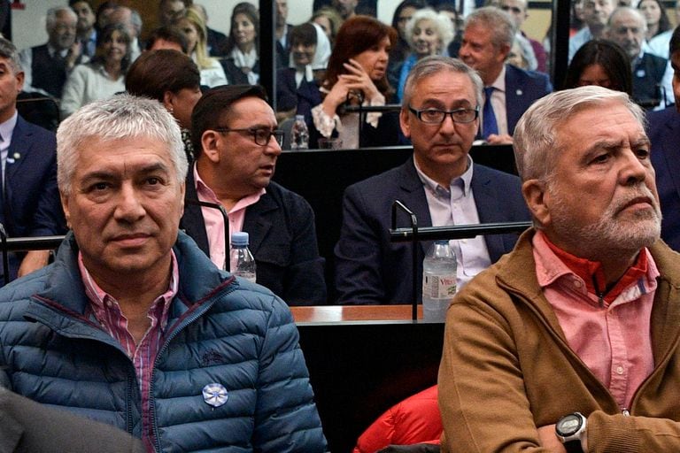 Lázaro Báez y Julio De Vido en el banquillo de los acusados; tres filas más atrás, Cristina Kirchner