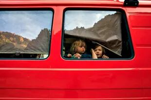 La familia vive la mayor parte del tiempo a bordo de un Mercedes Benz 508D rojo que acondicionaron como hogar rodante