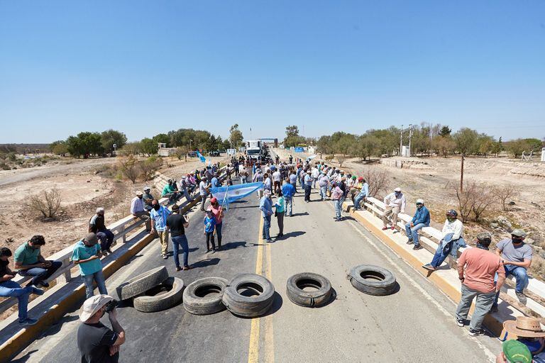 La protesta continúa en varias rutas, como en la 7 en el límite Mendoza-San Luis