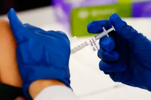 El engaño fue descubierto luego que el hombre se vacunara en una farmacia en Newport
