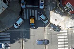 Autos estacionados en las ochavas que obstruyen las rampas, una de las infracciones más comunes en la ciudad