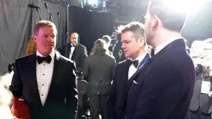 El auditor Brian Cullinan (con sobre en mano), Matt Damon y Jimmy Kimmel.