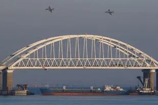 Jets rusos vuelan sobre el puente que conecta Crimea y Rusia