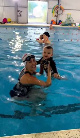 Mica Viciconte llevó a Luca a su primera clase de natación