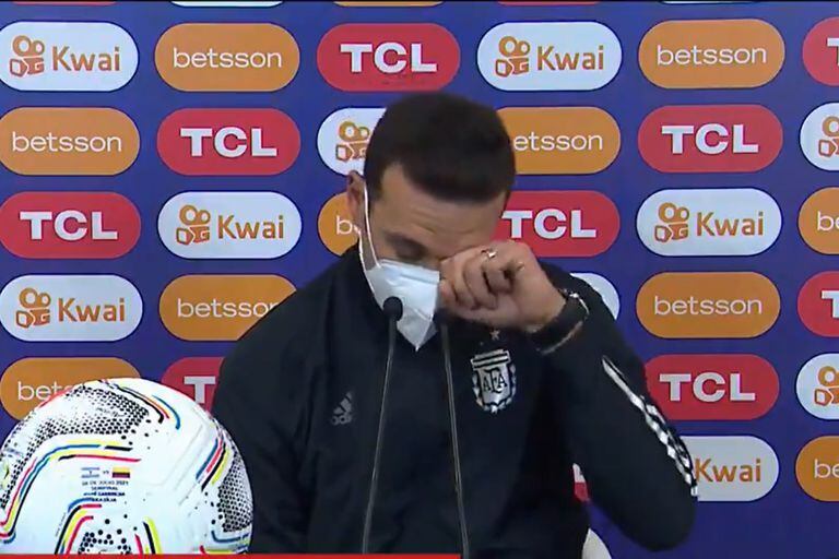 Lionel Scaloni no pudo evitar llorar en la conferencia de prensa tras el triunfo de la Argentina sobre Colombia en la semifinal de la Copa América