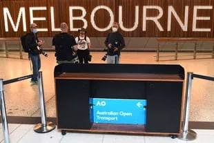 Durante varias horas se esperó el arribo de Djokovic a Melbourne, mientras transportación del torneo aguardaba por el número 1 a la salida del aeropuerto