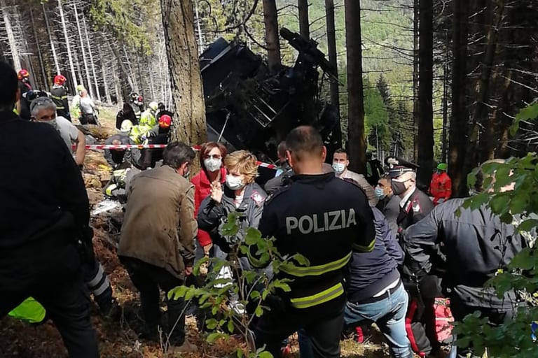 Tragedia en el norte de Italia: se descolgó un teleférico y murieron 13 personas