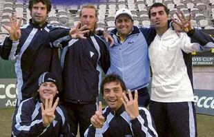 Etlis, Nalbandian, el capitán Mancini, Martín Rodríguez, Coria y Puerta; los integrantes del equipo argentino de Copa Davis que derrotó 4-1 a Australia, en los cuartos de final de 2005, en Sydney.
