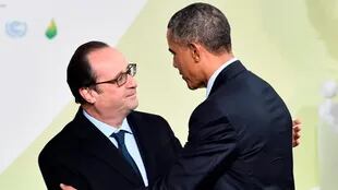 El presidente de Francia, Francois Hollande, saluda a su par estadounidense, Barack Obama. El país del mandatario demócrata es el mayor emisor global de carbono