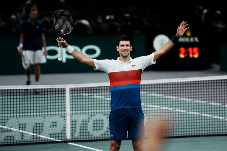 La felicidad de Novak Djokovic: el serbio, número 1 del mundo, conquistó el Masters 1000 de París-Bercy al derrotar al ruso Daniil Medvedev.